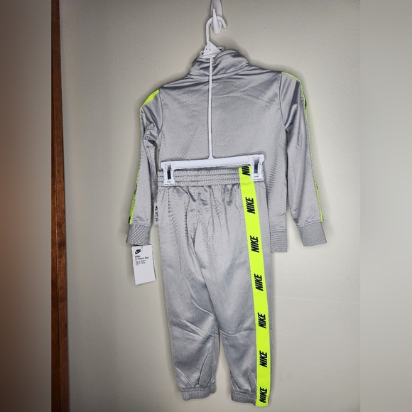 Nike Boys Track Suit - Picture 6 of 6
